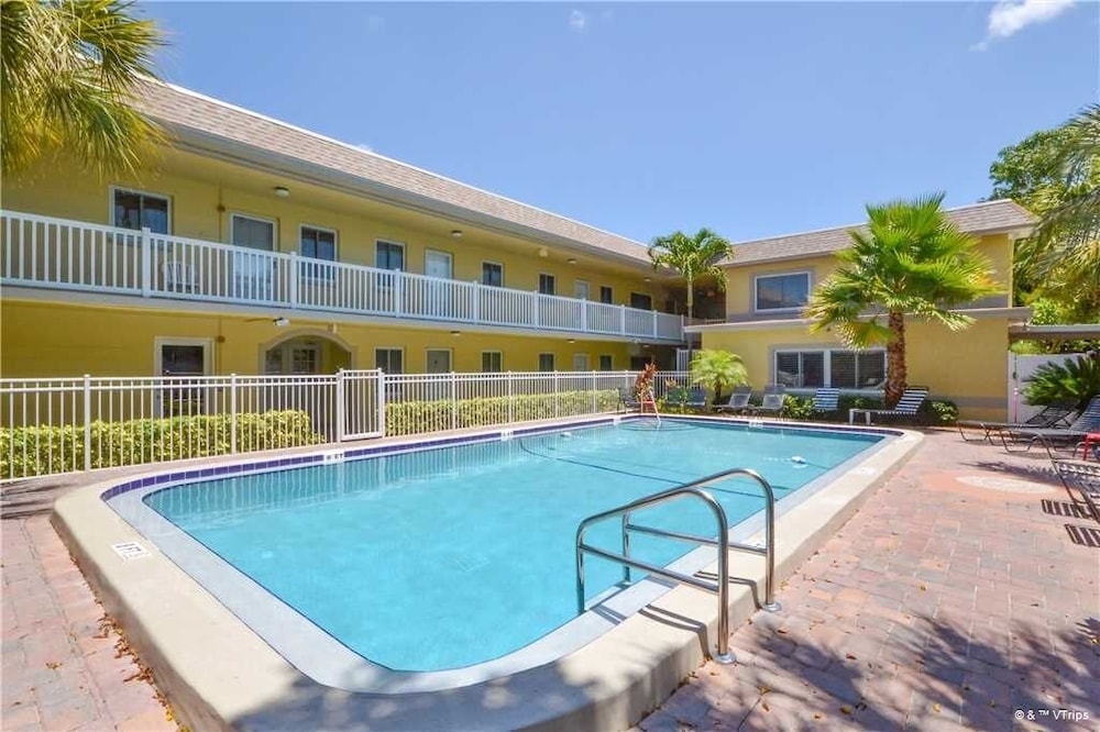 Waves 17, 1 Bedroom, Sleeps 4, Pool View, Heated Pool, BBQ, WiFi