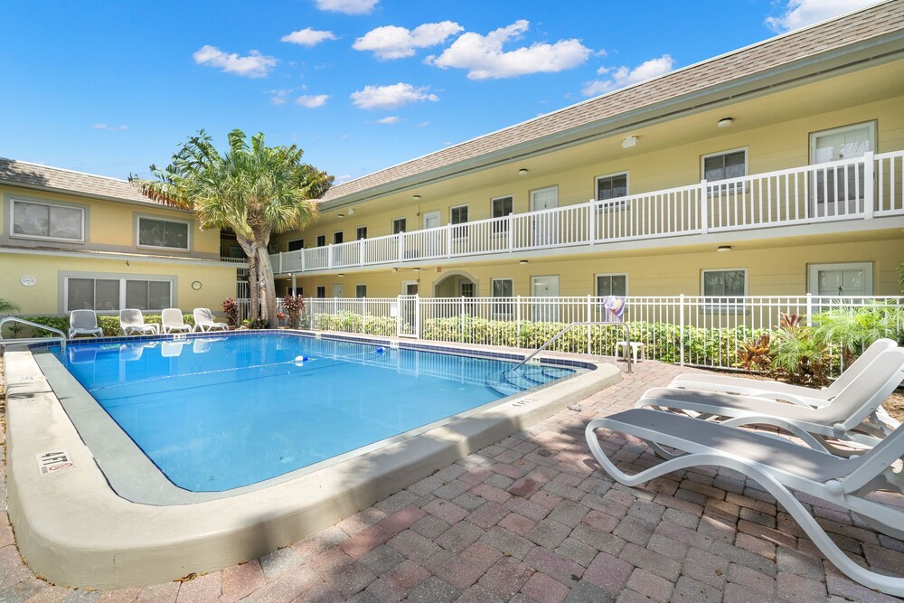 Waves 17, 1 Bedroom, Sleeps 4, Pool View, Heated Pool, BBQ, WiFi