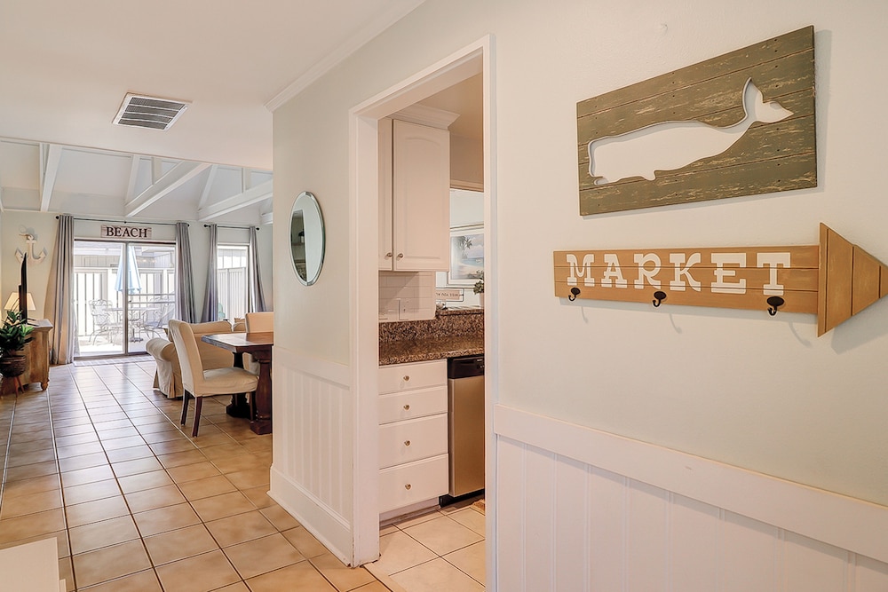 Gated, dogfriendly, Palmetto Dunes condo w/ a private patio & five