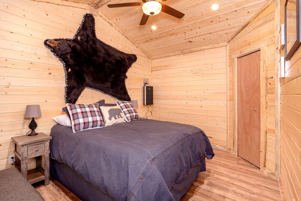 Kade's Cabin || 2 bed 1 bath urban cabin