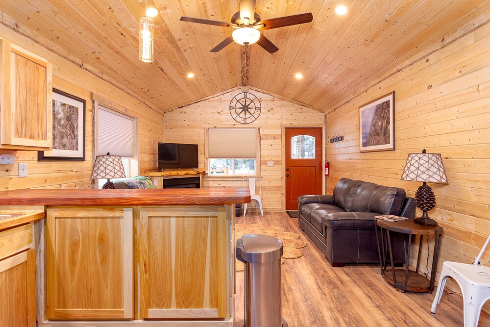 Kade's Cabin || 2 bed 1 bath urban cabin