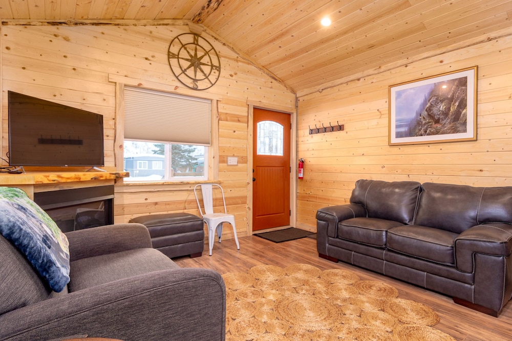 Kade's Cabin || 2 bed 1 bath urban cabin