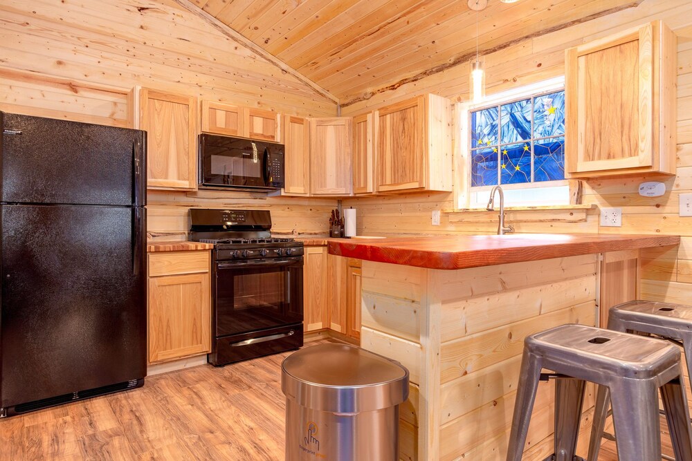 Kade's Cabin || 2 bed 1 bath urban cabin