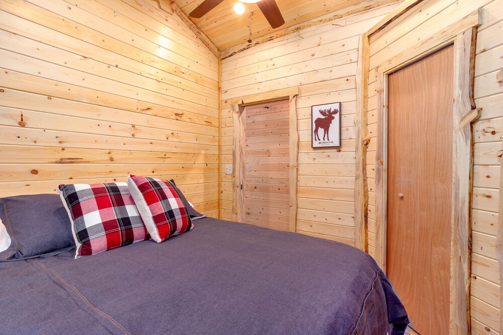 Kade's Cabin || 2 bed 1 bath urban cabin