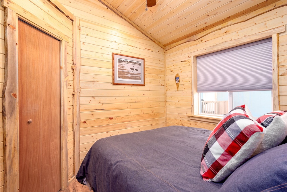 Kade's Cabin || 2 bed 1 bath urban cabin