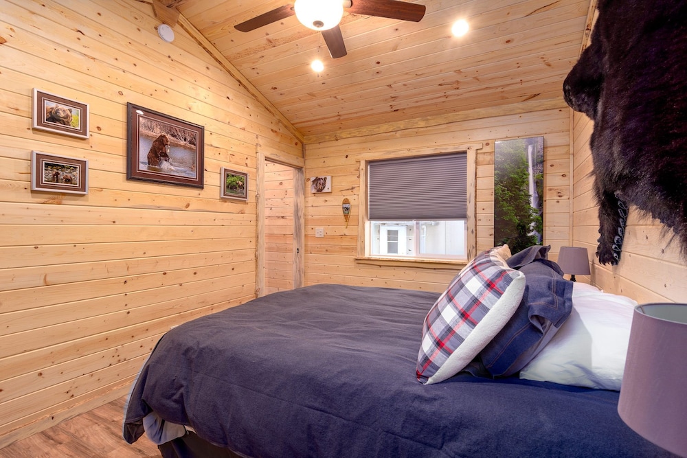 Kade's Cabin || 2 bed 1 bath urban cabin