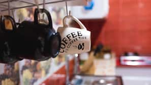 Full-size fridge, microwave, oven, electric kettle