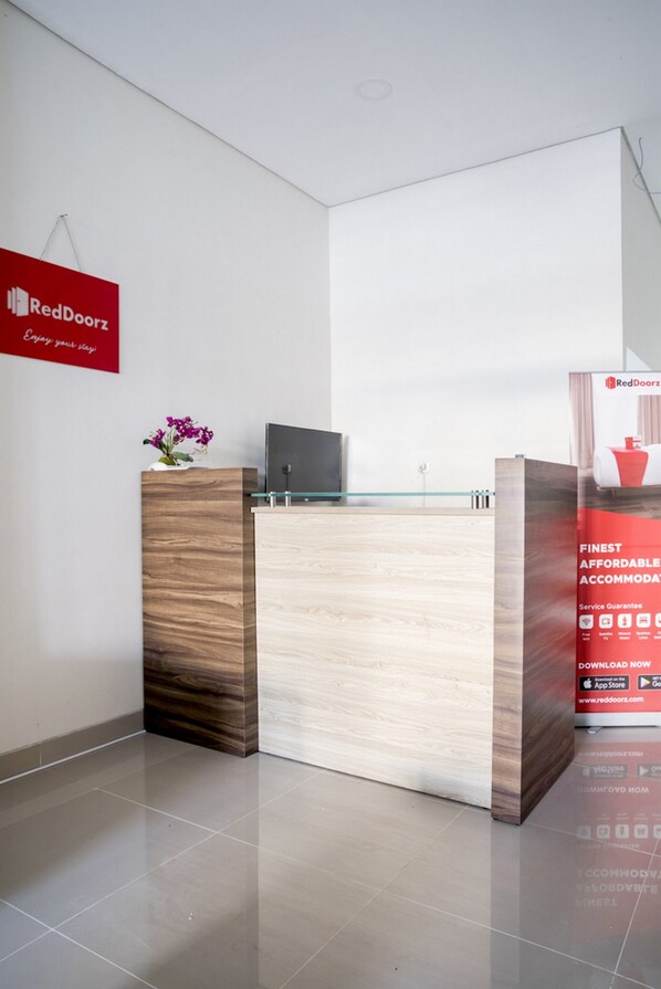 Book RedDoorz Bandengan Jakarta in Jakarta