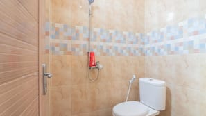 Shower dan perlengkapan mandi gratis