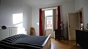 Individuell dekoriert, individuell eingerichtet, Schreibtisch