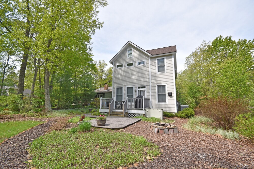 Downtown Glen Arbor, 150 ft. From Lake Michigan, 3br/3ba/acc 8 in