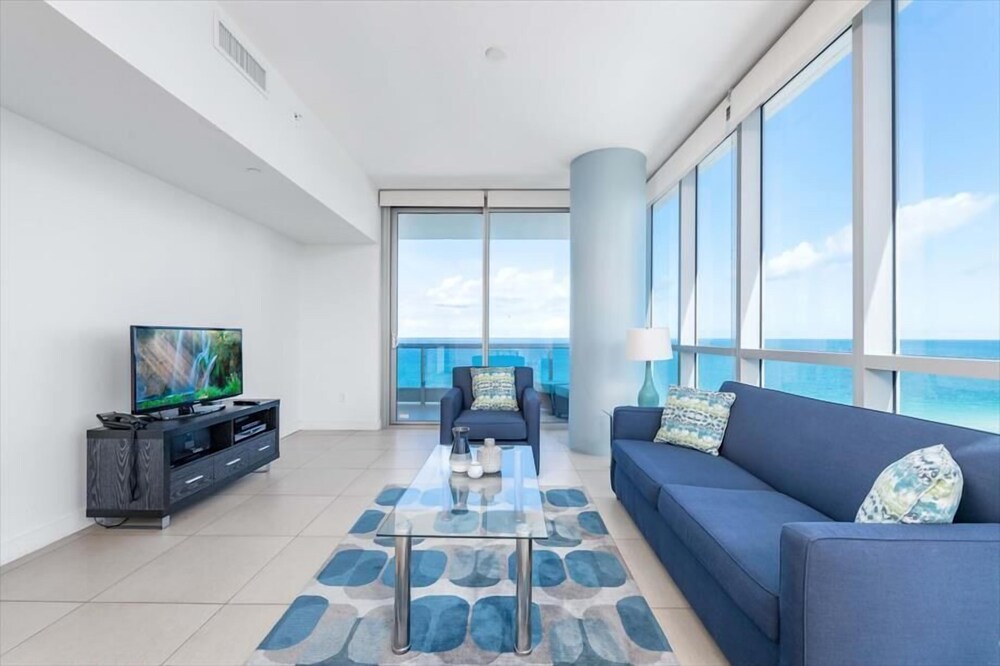 Beautiful Condo-Hotel w/ direct Ocean Front Views | Balcony| Pool & Hot Tub | Family Friendly