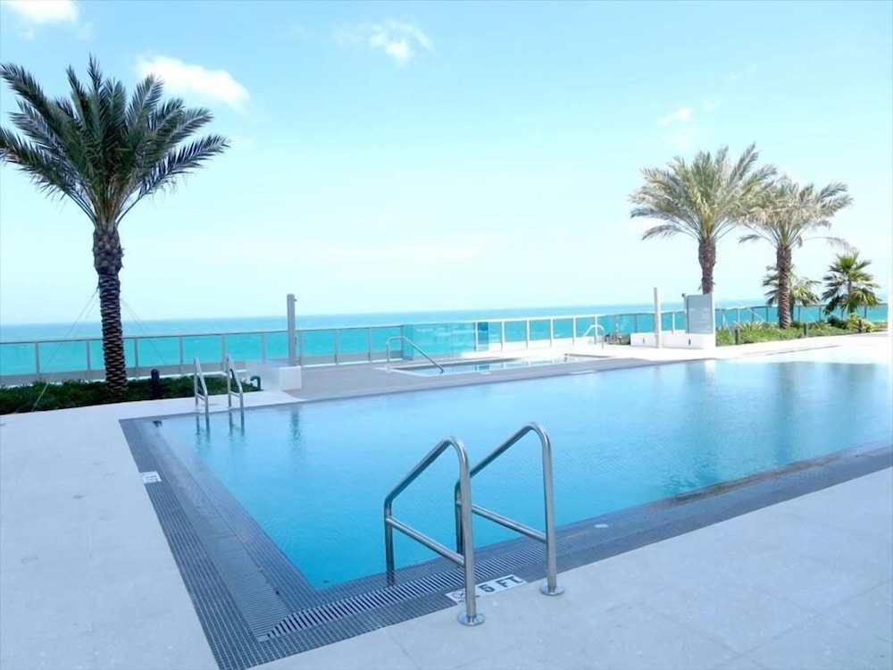 Sunny Condo-Hotel | Perfect for families | Ocean Views w/Balcony | Pool+Hot TubBeach Access