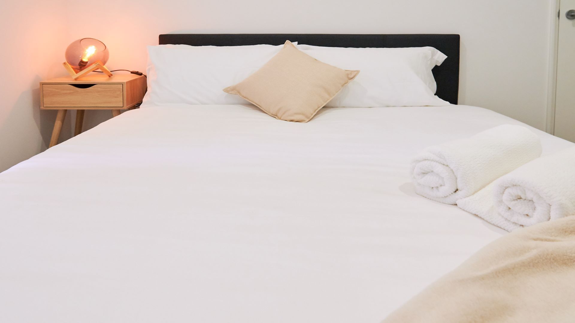 Quiet Large Balcony Living - Free Parking & Wifi