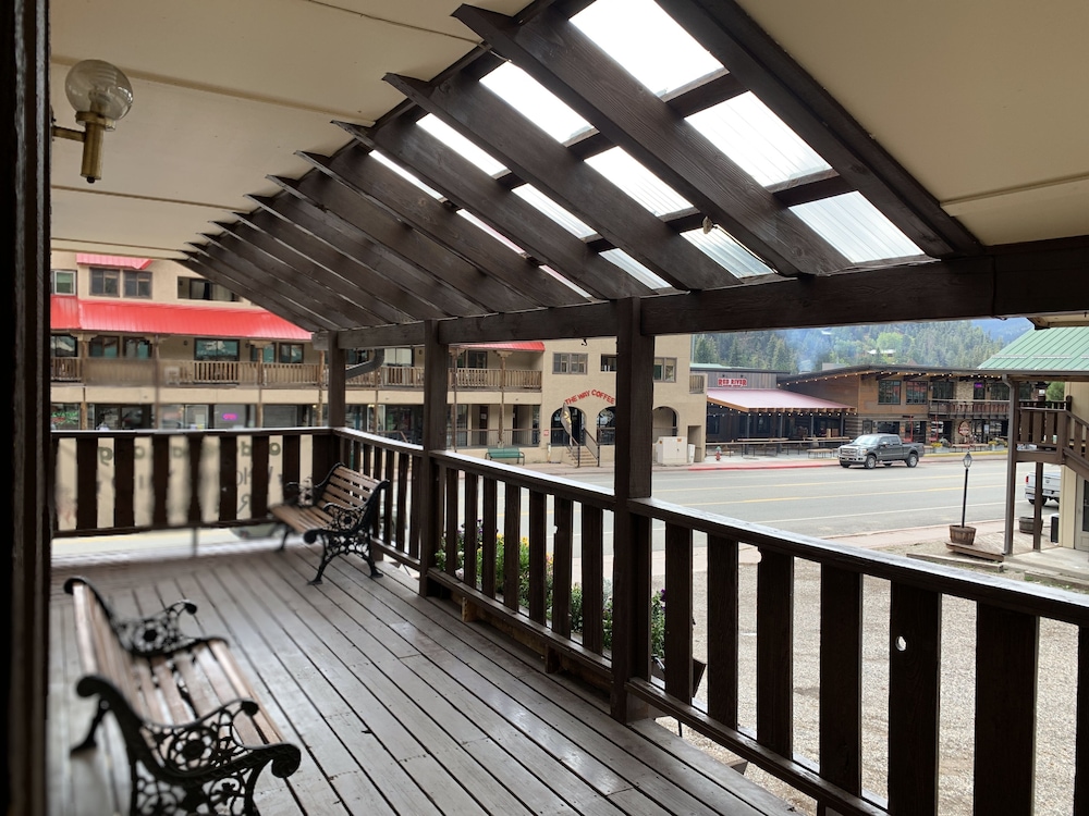 Ponderosa Lodge Suite