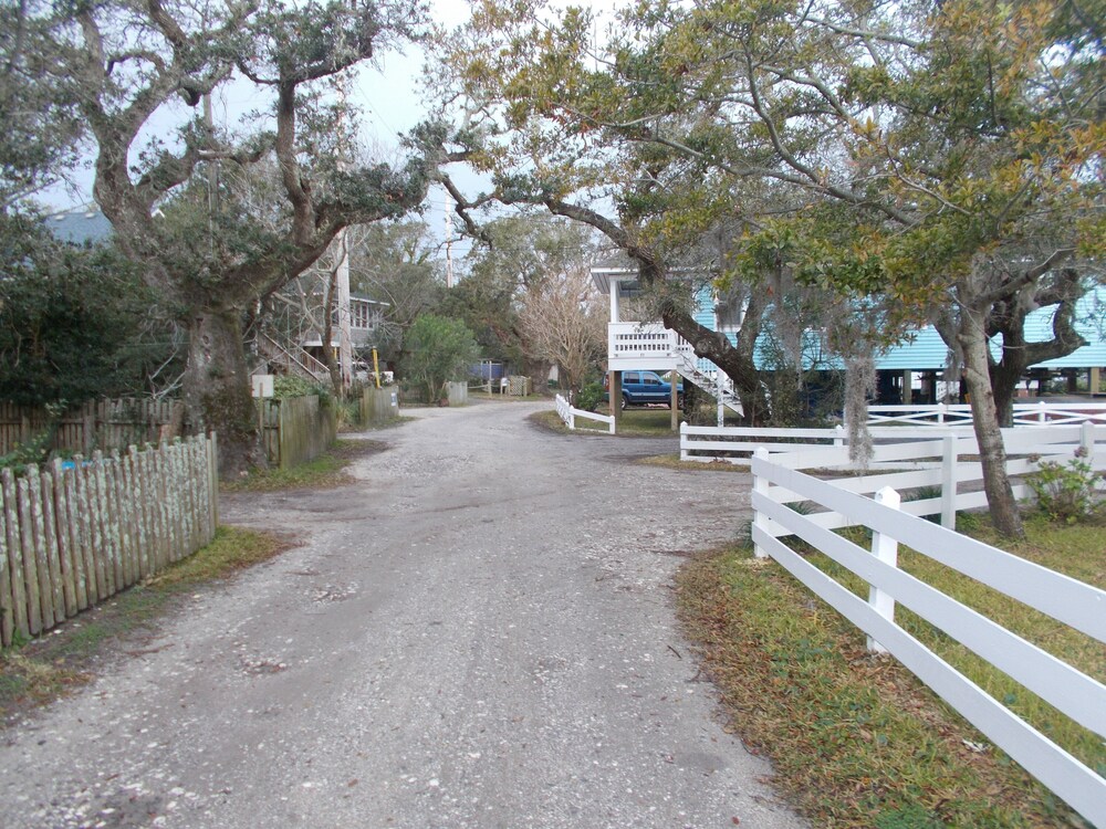 Howard St, Sweet Vintage Cottage, For Couples or Family of 3.