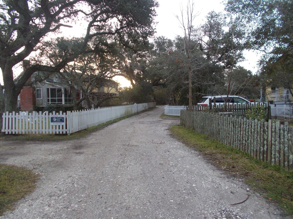 Howard St, Sweet Vintage Cottage, For Couples or Family of 3.