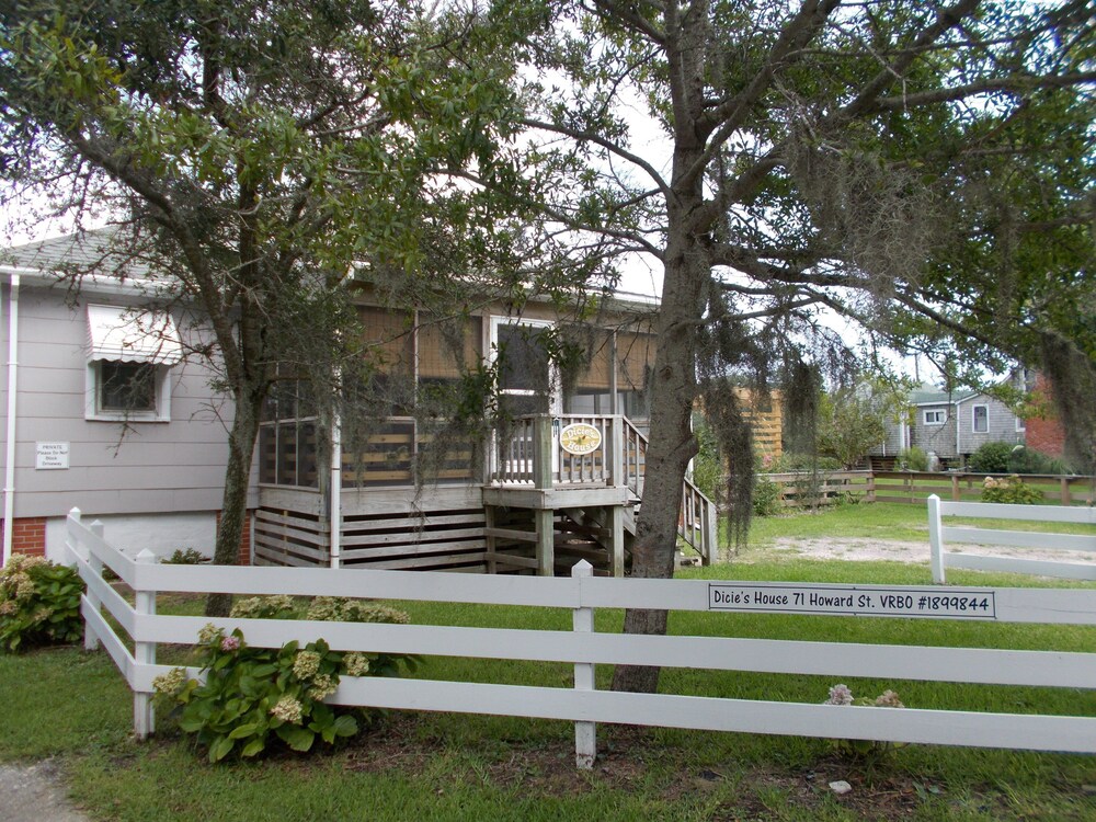 Howard St, Sweet Vintage Cottage, For Couples or Family of 3.