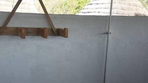 Douche, serviettes fournies, savon, papier toilette