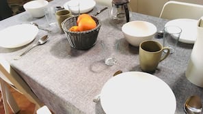 Réfrigérateur, micro-ondes, fourneau de cuisine, cafetière/bouilloire