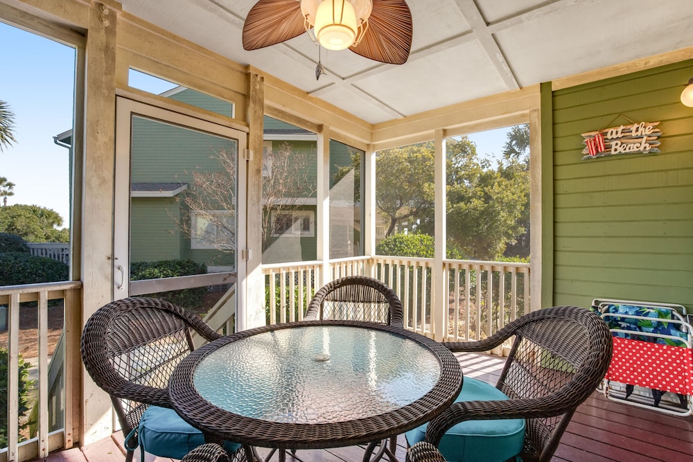 Townhouse-style villa w/ screened porch & shared pool - short walk to beach!
