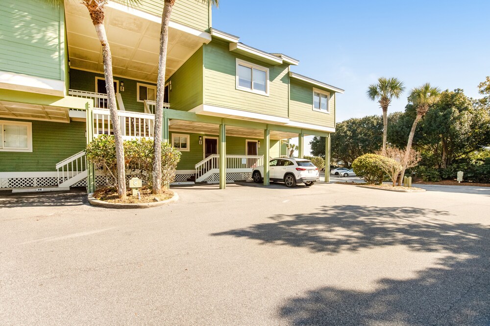 Townhouse-style villa w/ screened porch & shared pool - short walk to beach!