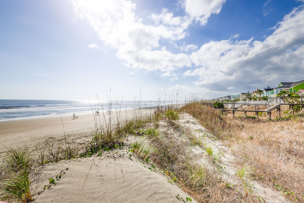 Townhouse-style villa w/ screened porch & shared pool - short walk to beach!