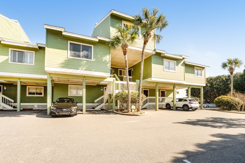 Townhouse-style villa w/ screened porch & shared pool - short walk to beach!