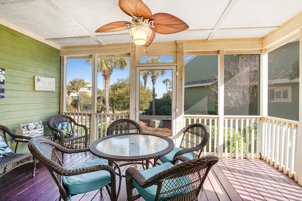 Townhouse-style villa w/ screened porch & shared pool - short walk to beach!