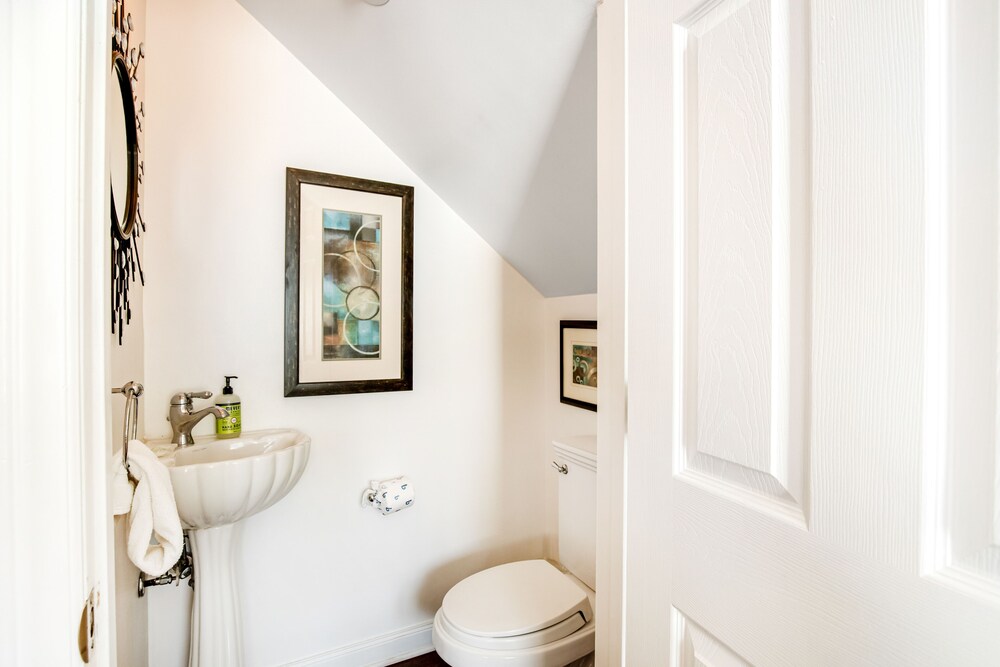 Townhouse-style villa w/ screened porch & shared pool - short walk to beach!