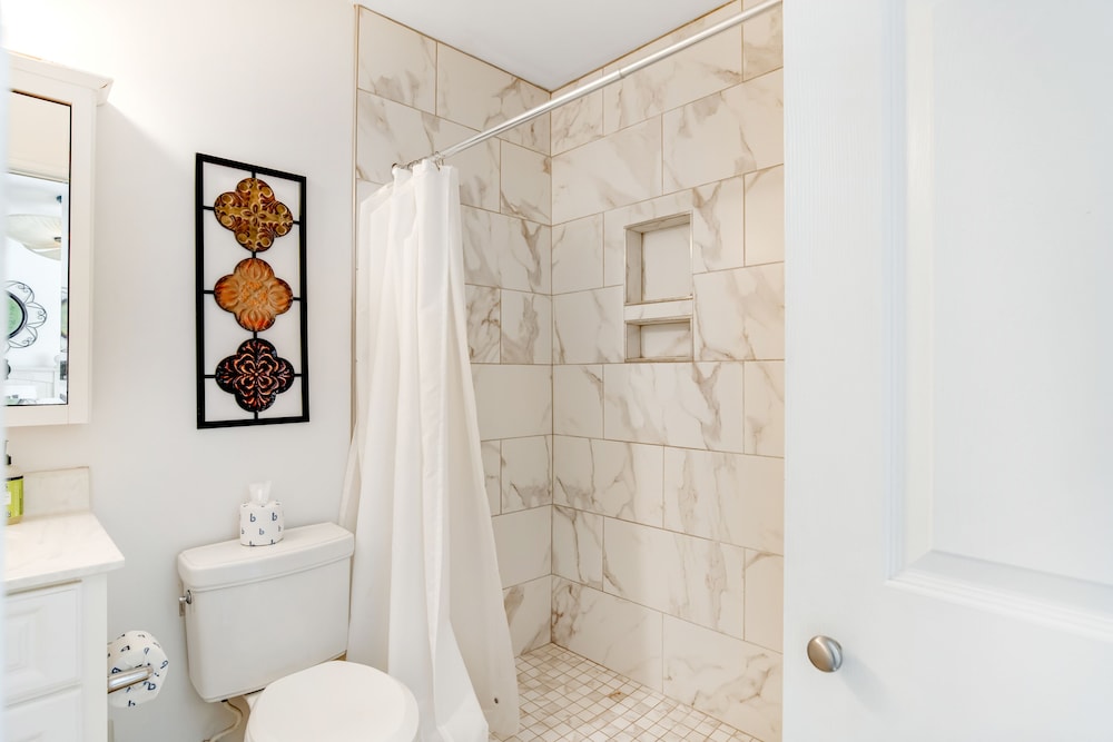 Townhouse-style villa w/ screened porch & shared pool - short walk to beach!