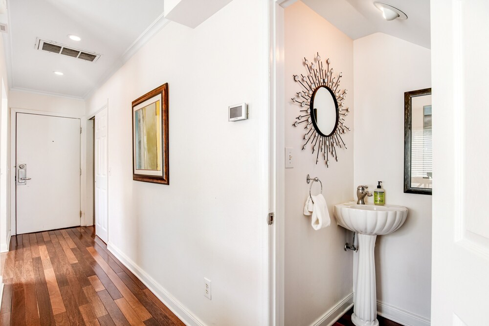 Townhouse-style villa w/ screened porch & shared pool - short walk to beach!