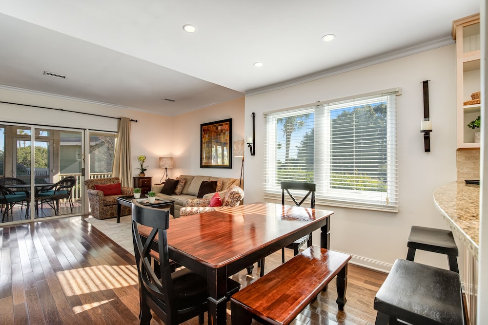 Townhouse-style villa w/ screened porch & shared pool - short walk to beach!