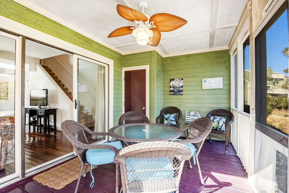 Townhouse-style villa w/ screened porch & shared pool - short walk to beach!