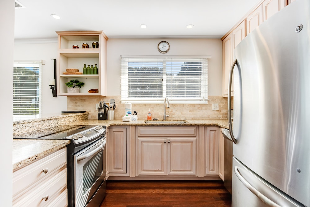 Townhouse-style villa w/ screened porch & shared pool - short walk to beach!