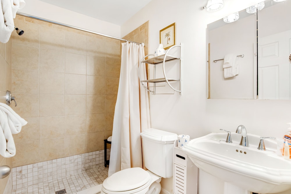 Townhouse-style villa w/ screened porch & shared pool - short walk to beach!