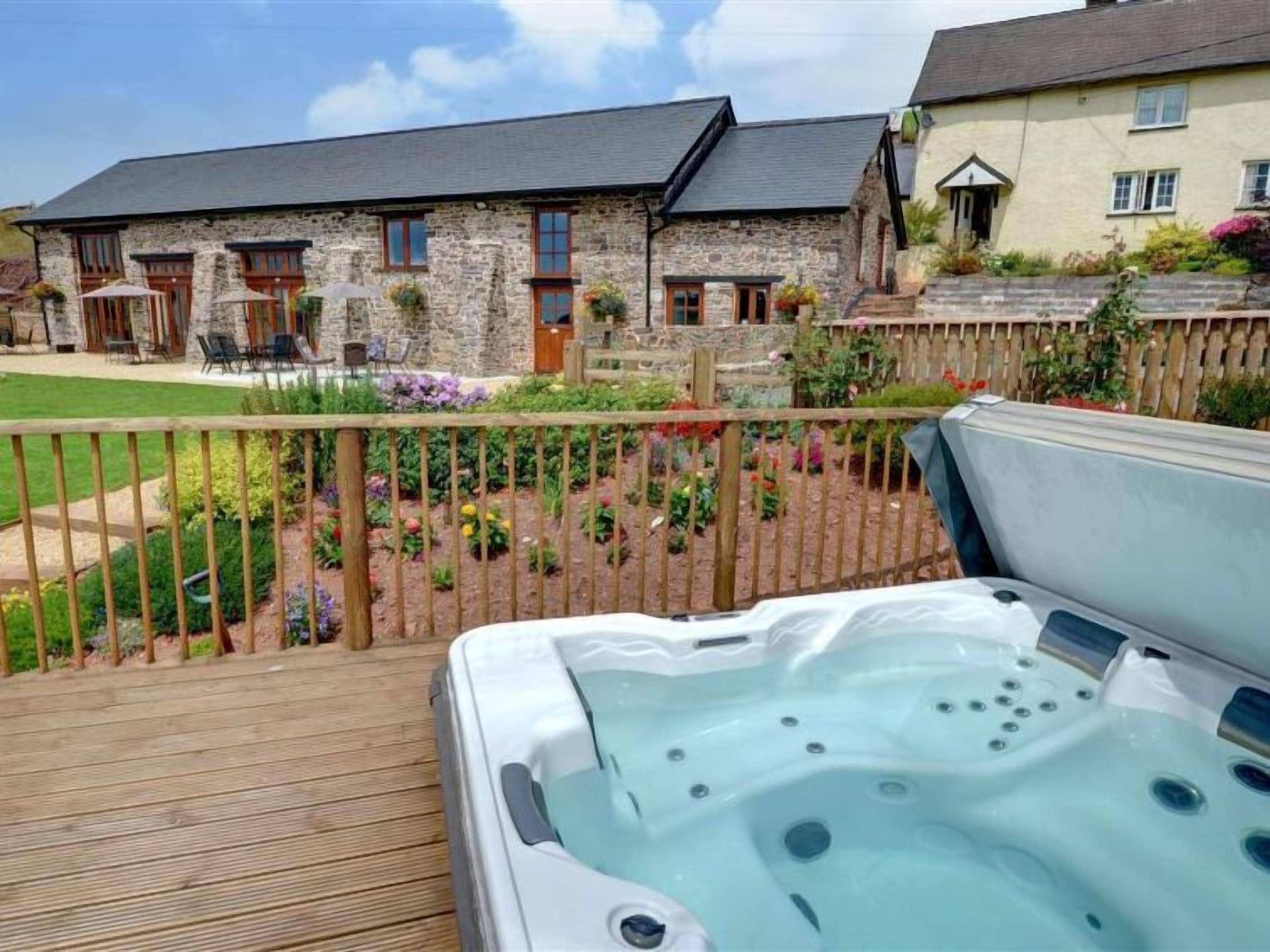 Bampton Holiday Home, Sleeps 4 With Pool and Wifi in Tiverton, United Kingdom