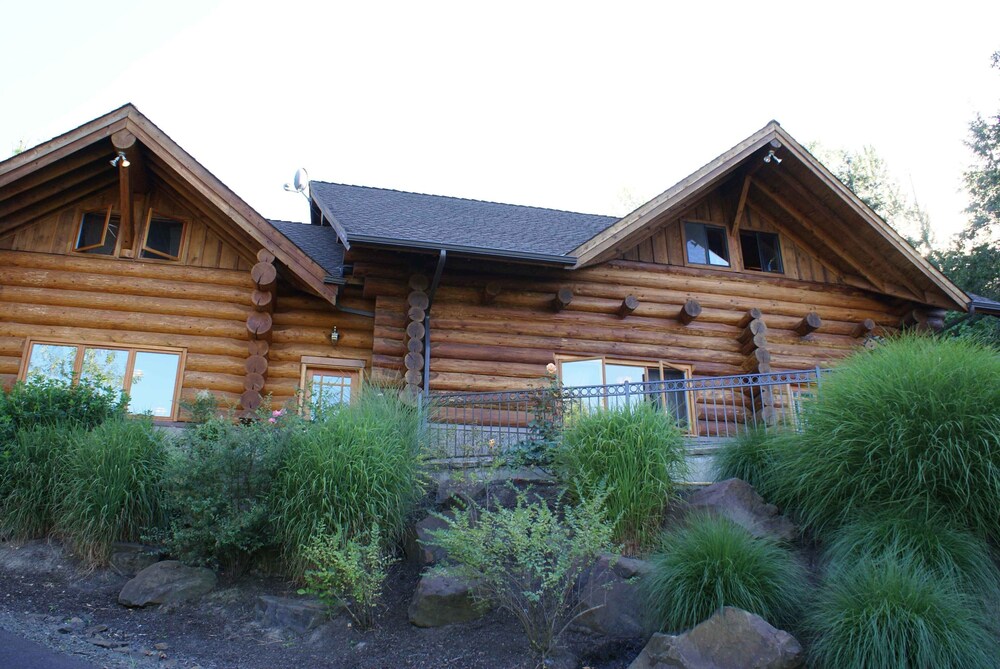 Log Home on the Saintiam River in Albany, Oregon Linn County Vrbo