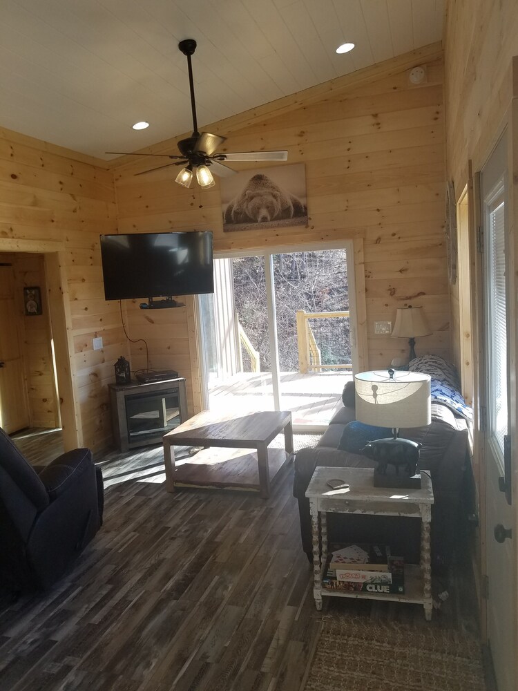 Brand New 2 BR w/View!  Close to Casino, GSMNP, Tubing, WCU, Kayaking & Railway