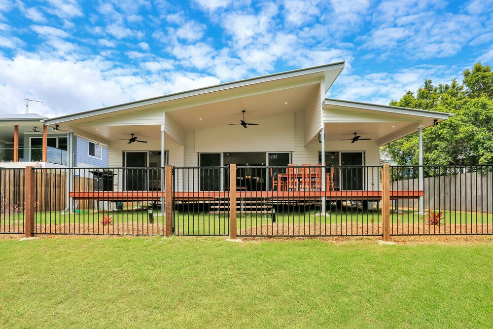 ABSOLUTE BEACHFRONT 30 seconds walk the to beach DOG FRIENDLY SLEEPS