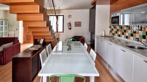Full-size fridge, microwave, stovetop, dishwasher