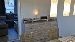 Mikrowelle, Geschirrspüler, Wasserkocher mit Kaffee-/Teezubehör