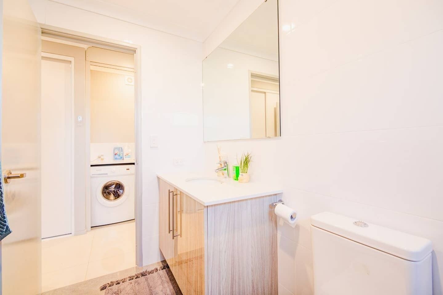 Modern Chiq Home w/ Free Parking & Netflix