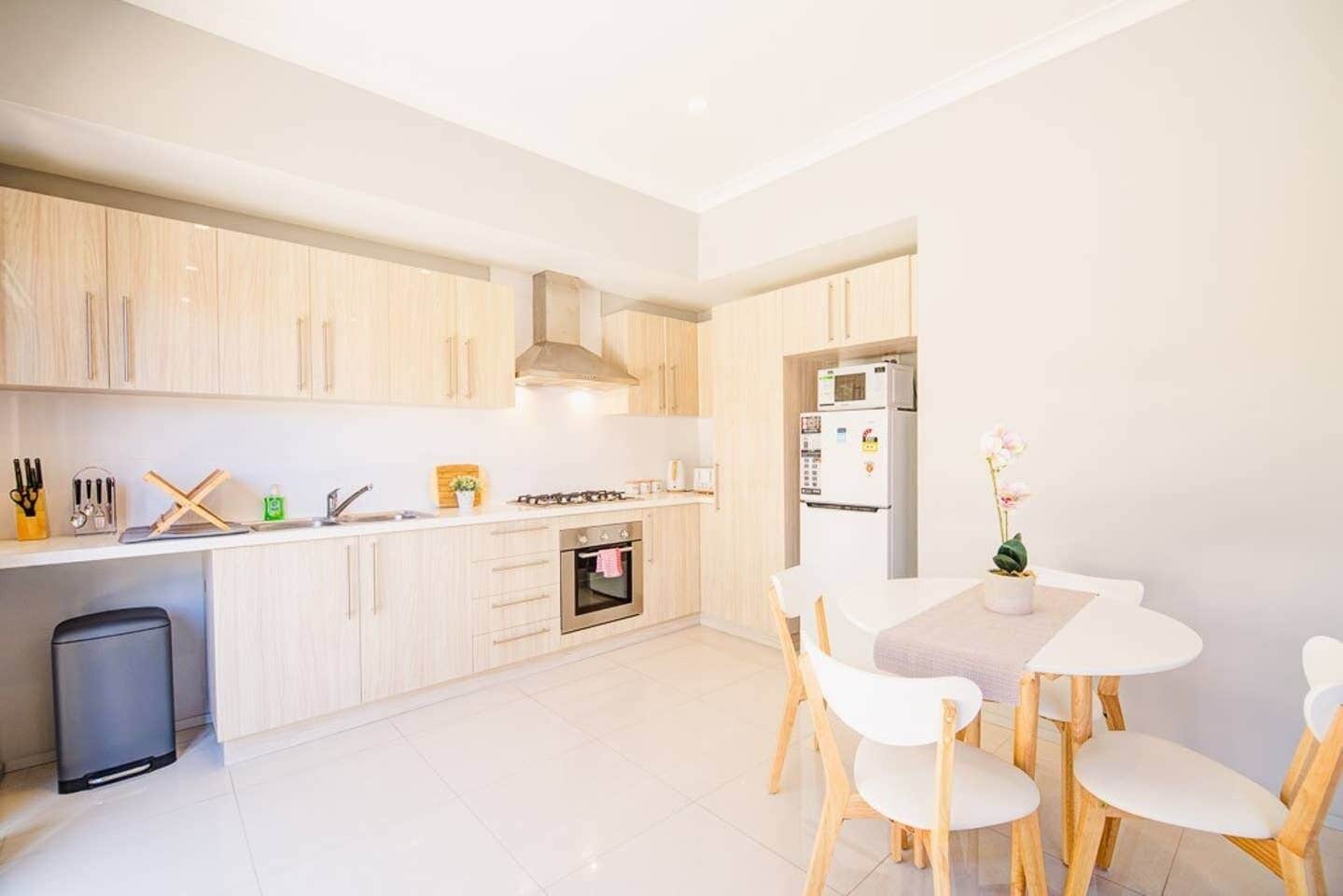 Modern Chiq Home w/ Free Parking & Netflix