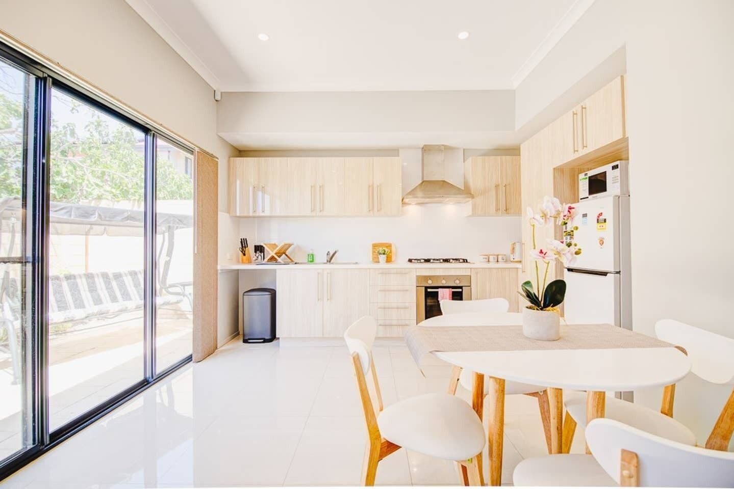 Modern Chiq Home w/ Free Parking & Netflix