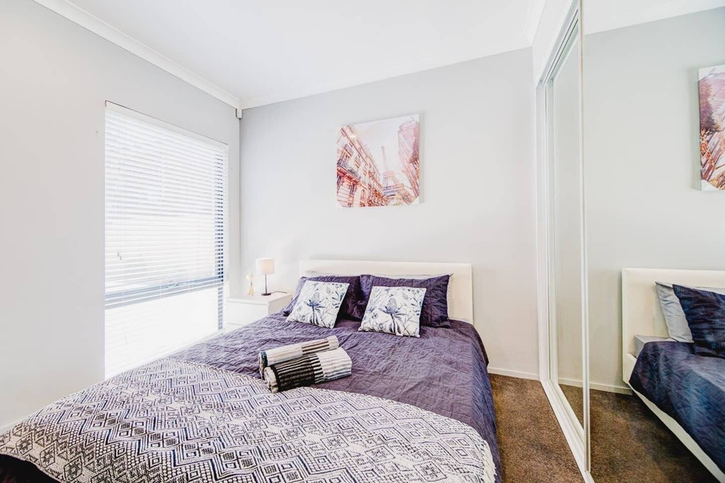 Modern Chiq Home w/ Free Parking & Netflix