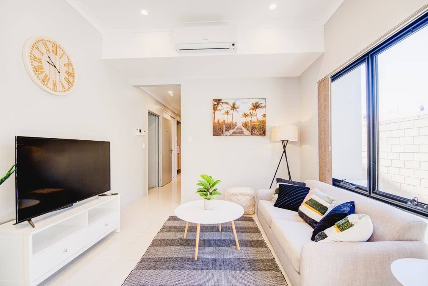 Modern Chiq Home w/ Free Parking & Netflix