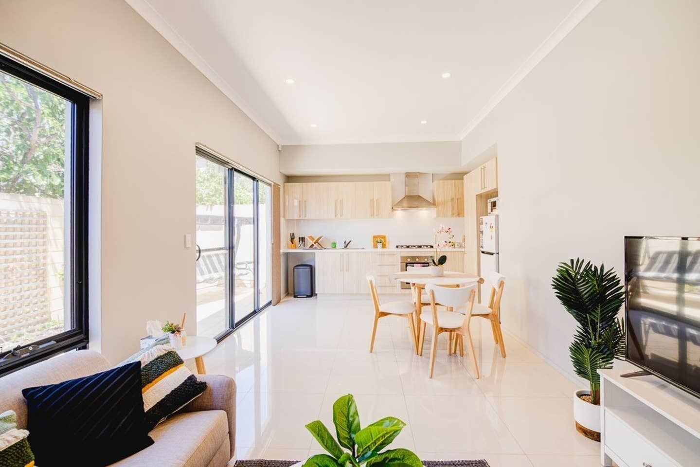 Modern Chiq Home w/ Free Parking & Netflix