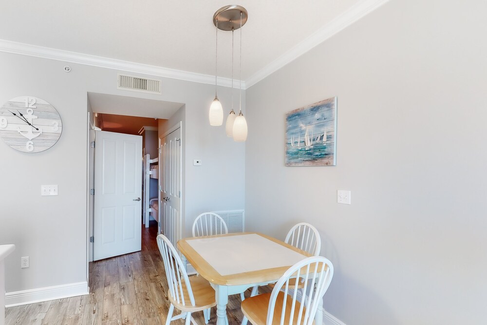 Lovely beachy condo w/ gulf view, shared pools & hot tub - walk to the beach!