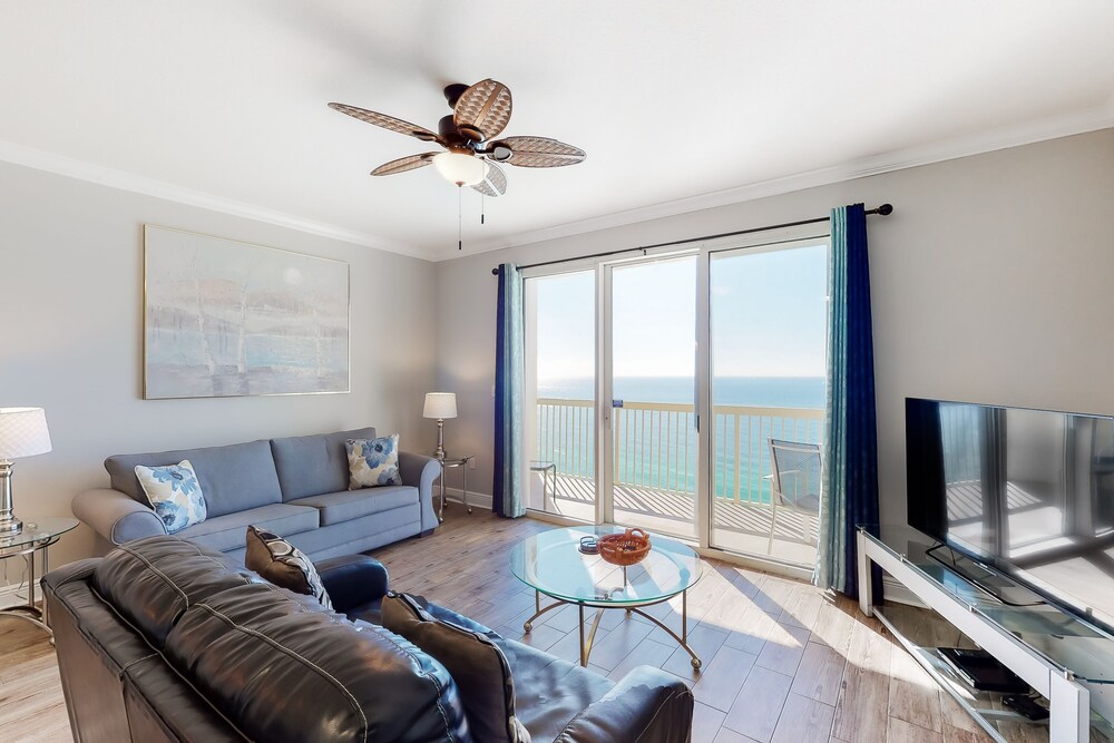 Lovely beachy condo w/ gulf view, shared pools & hot tub - walk to the beach!